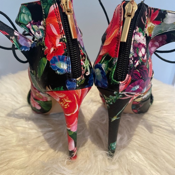 Never Worn/NWOT: Madden Girl “Raceyyy” Strappy Floral Sandals, Size 7 - Picture 3 of 7